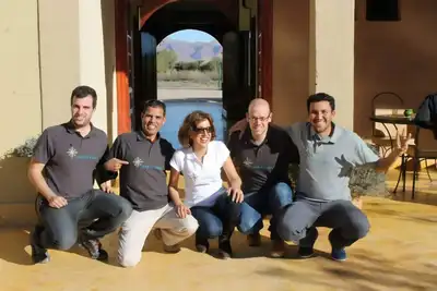 Equipa Siroco Tours reunida ao ar livre em Marrocos