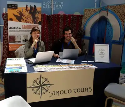 Equipa Siroco Tours numa feira de turismo junto ao stand Visit Morocco