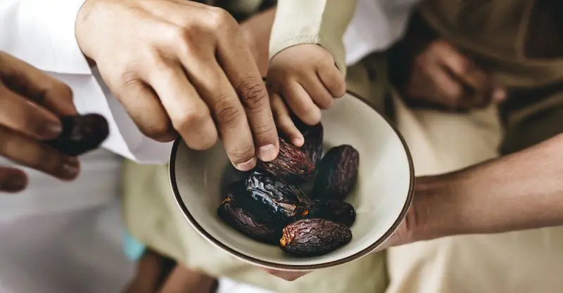 Families eat dates before praying