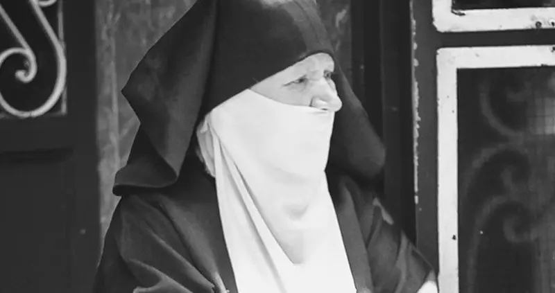 A old women wear haik dress