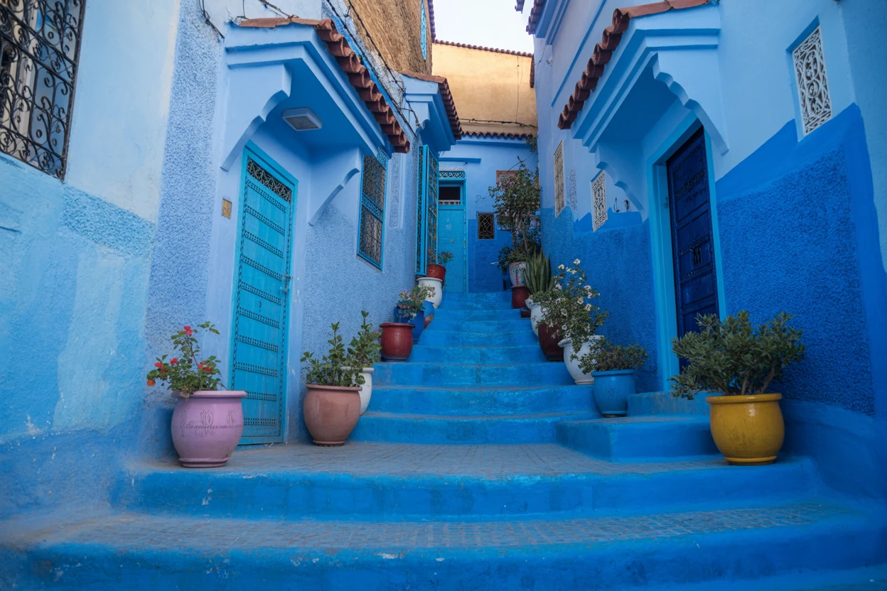 As ruas azuis e as paredes caiadas de Chefchaouen, no norte de Marrocos