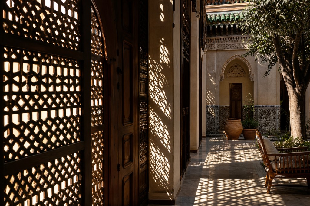 Pátio tradicional de riad marroquino com luz noturna