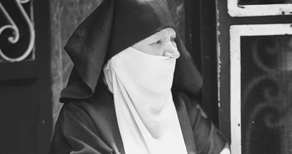 A old women wear haik dress