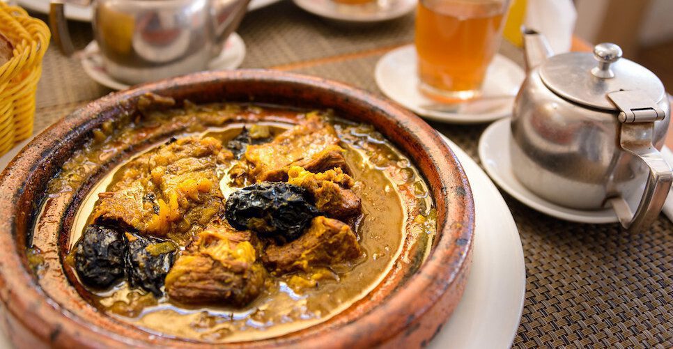 Tagine with chicken and fruits