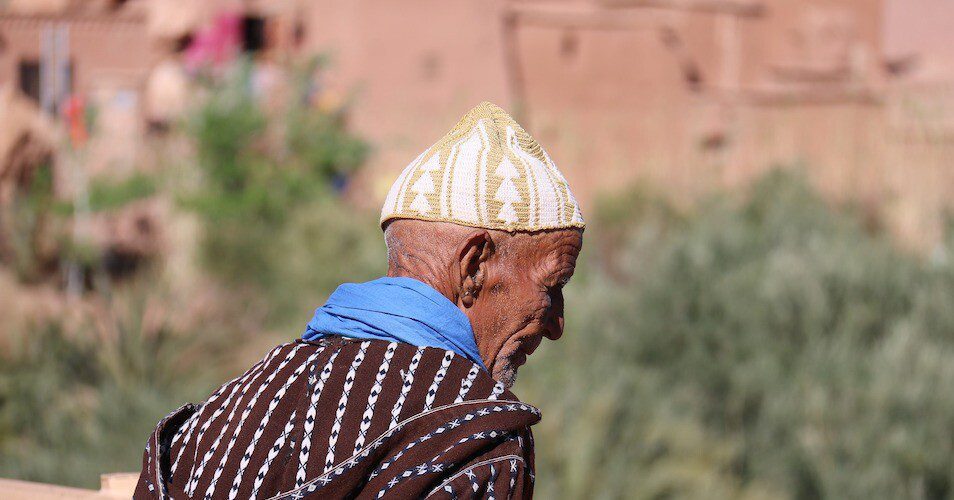 An old berber man stand on the bridge