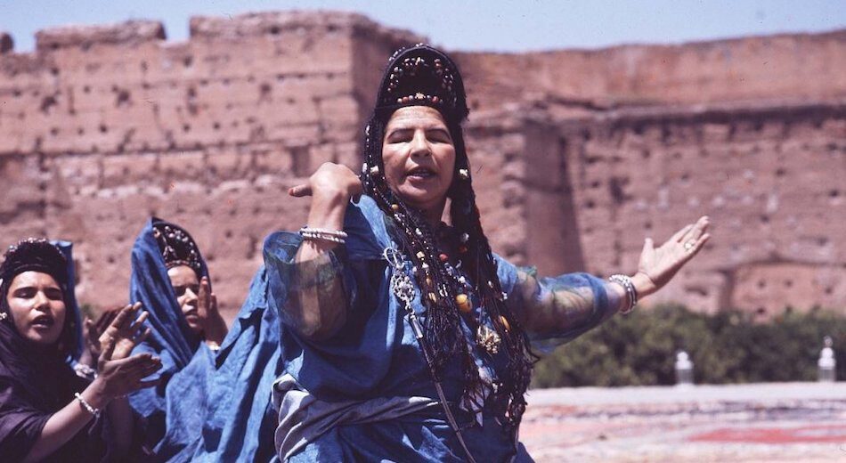 Moroccan woman dance with fingers