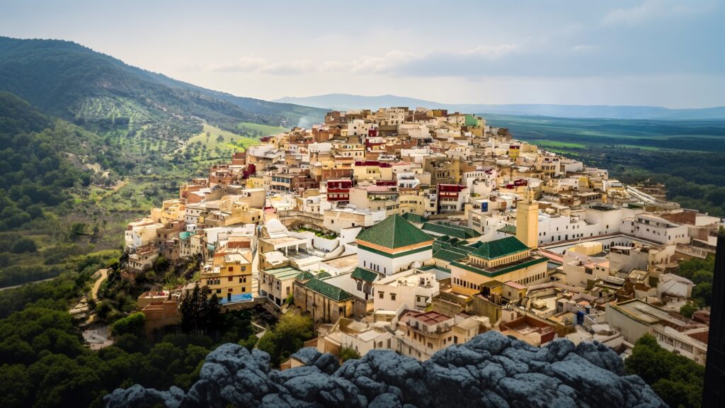 Marrocos é um país único. Localizado favoravelmente para possuir uma junção das culturas islâmica e europeia, habitado por antigas tribos árabes e berberes, fica na fronteira do maior deserto do mundo e das montanhas mais verdes da África.